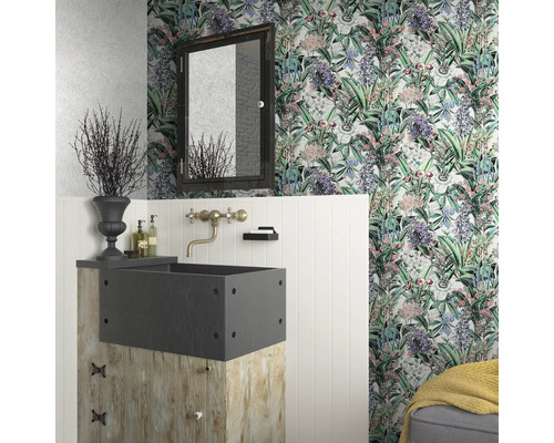 Badrum med handfat, spegel och blommig tapet