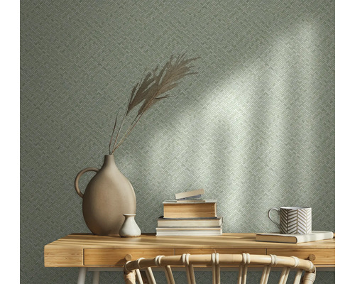 Dekorativ vägg med tapet, bord, vas och bok