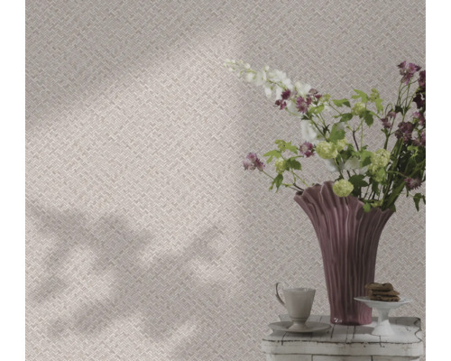 Tapet med fiskbensmönster i rum med blomsterarrangemang