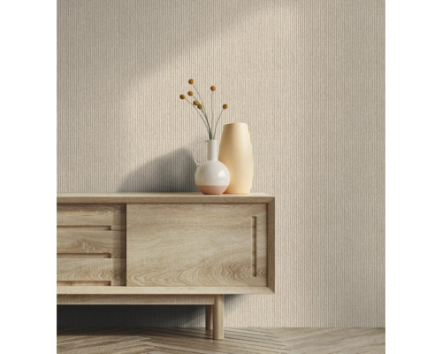 Scen med mönstrad tapet, träskänk och vaser