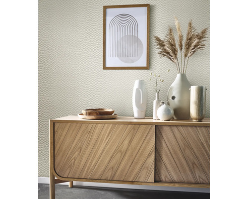 Ljust rum med mönstrad tapet, träskänk och dekorationer