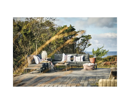 Uteplats med soffa, fåtölj och bord på en träterrass