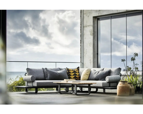 Modern loungegrupp i tyg med soffbord på en terrass