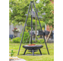Grill med trebenstativ i trädgården
