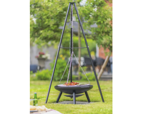 Grill med trebenstativ i trädgården