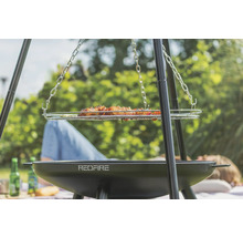 Trefotsgrill med grillad mat och RedFire-logotyp för utomhusgrillning