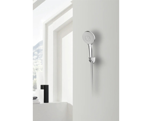 Handdusch på väggfäste i badrum