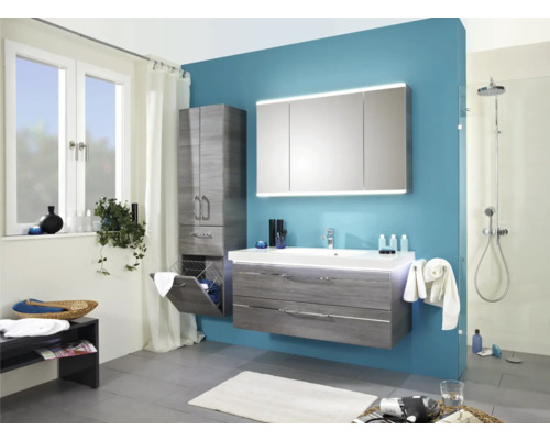 Modernt badrum med tvättställsskåp, spegelskåp, högskåp och dusch