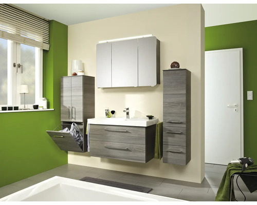 Badrum med tvättställsskåp, spegelskåp och högskåp i träutseende