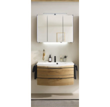 Badrum med tvättställsskåp, tvättställ och spegelskåp med belysning