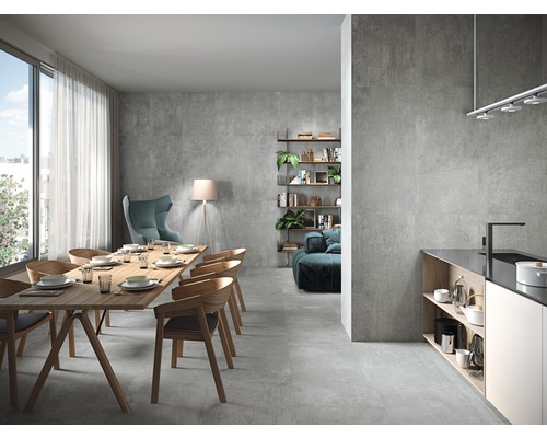 Ljust vardagsrum med matbord, stolar, hyllor, kakel och stort fönster.