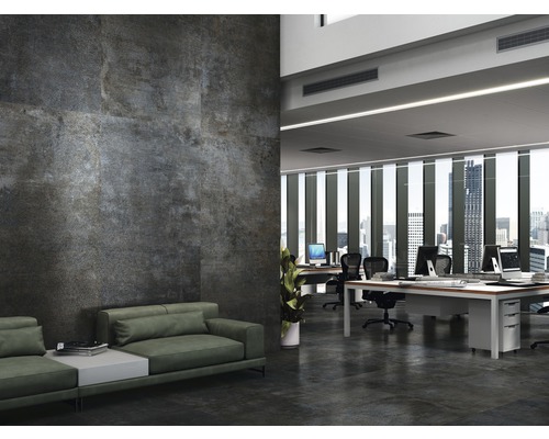 Modernt kontor med vägg- och golvplattor i betonglook, kontorsmöbler och sittgrupp