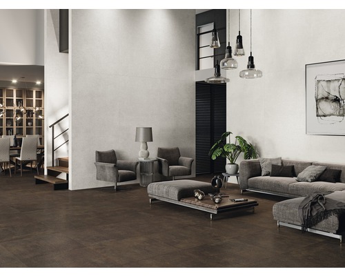 Rymligt vardagsrum med brunt golvkakel och ljust väggkakel, inrett med grå möbler.