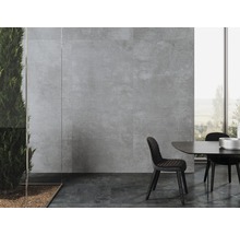 Matplats med vägg- och golvplattor i stenlook och stort fönster