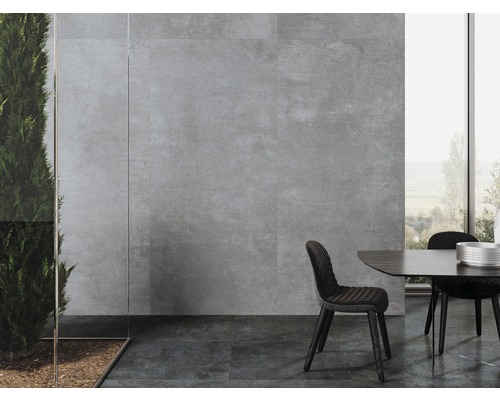 Matplats med vägg- och golvplattor i stenlook och stort fönster