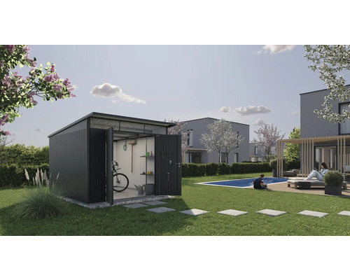 Trädgård med redskapsbod, pool och bostadshus