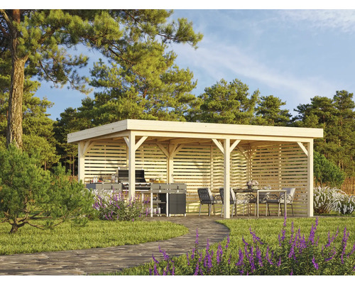 Paviljong PALMAKO Lenna 16,6m² set 309 med jalusiväggar 588x300cm doppimpregnerad Fristående trädgårdspaviljong i trä med grill, bord och stolar i en trädgård.