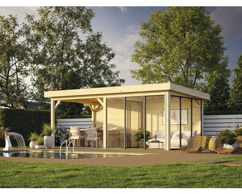 Trädgårdshus i trä med pool och terrass i en trädgård.