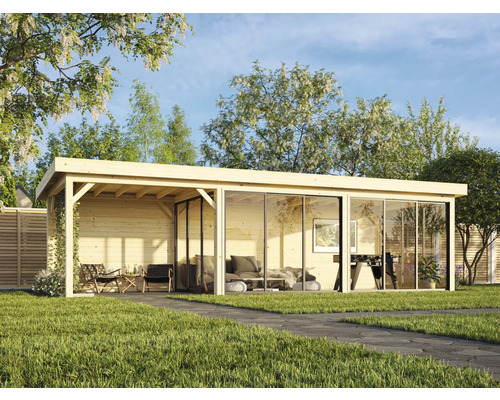 Trädgårdshus i trä med glasfront och terrass i trädgården