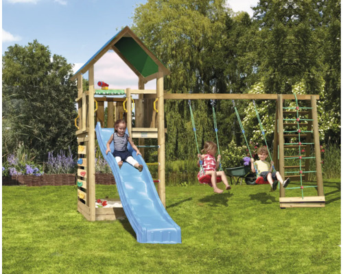 Lektorn med rutschkana, gunga och klättervägg i trädgården