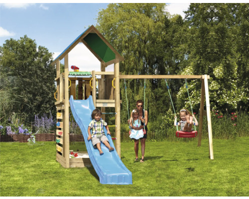 Lektorn med rutschkana och gunga i trädgården med lekande barn