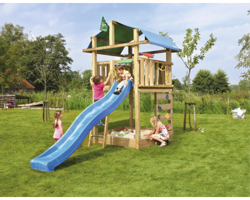 Lekställning med rutschkana och sandlåda i trädgården med barn