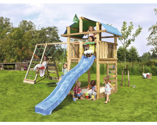 Lektorn i trä med rutschkana, gunga och klättervägg i trädgården med lekande barn