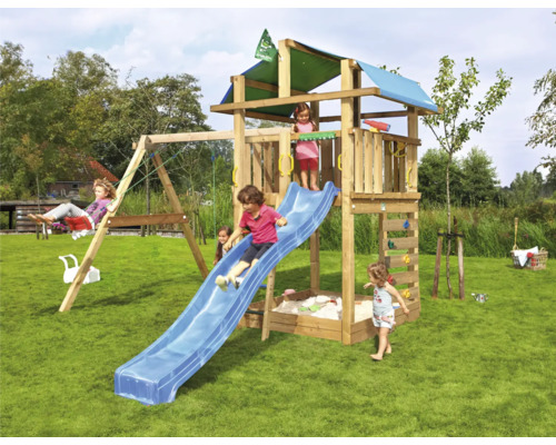 Lekplats med gunga, rutschkana, lektorn och sandlåda i trädgården