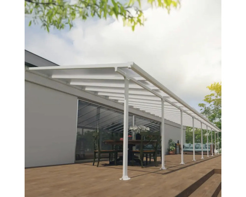 Terrass med terrasstak och trädgårdsmöbler.