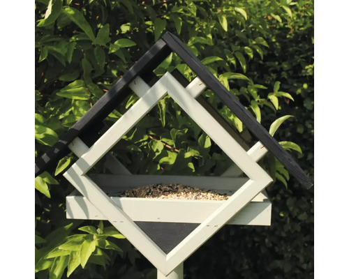 Fågelholk med matplats i trädgården.