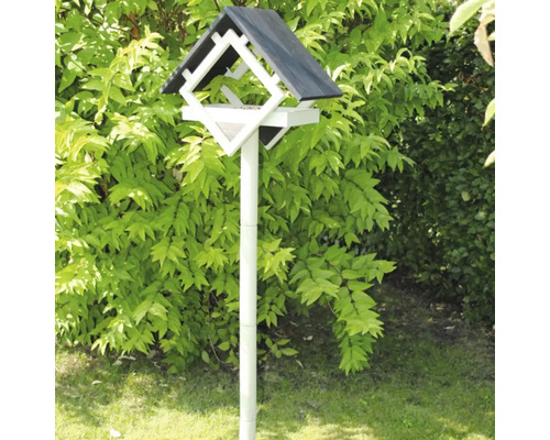 Fågelholk med stativ i trädgården