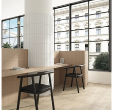 Ljust, organiserat rum med kakelvägg och golv, skrivbord och stolar