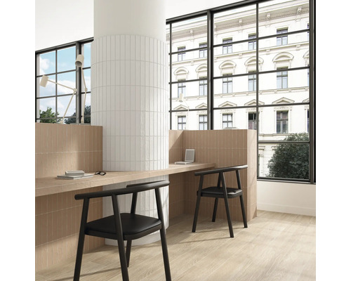 Ljust, organiserat rum med kakelvägg och golv, skrivbord och stolar