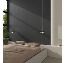 Sovrum med säng, väggplattor och pendellampor