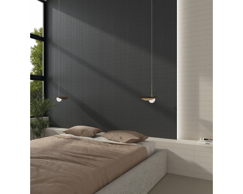Sovrum med säng, väggplattor och pendellampor