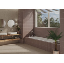 Modernt badrum med handfat på träbjälkar och badkar under ett fönster