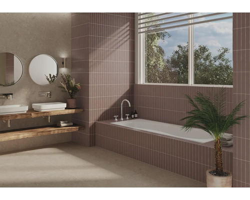 Modernt badrum med handfat på träbjälkar och badkar under ett fönster