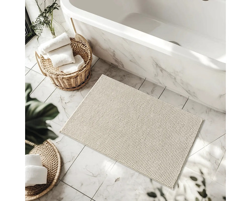 Badrumsscen med badkar, badrumsmatta och korgar med handdukar