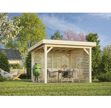 Träpaviljong med grill, bord och stolar i trädgården