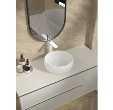 Modernt badrum med tvättställsskål, spegel och underskåp