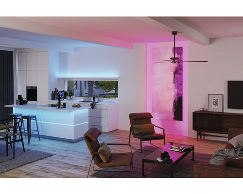 Modernt vardagsrum med kök, takfläkt och färgad belysning