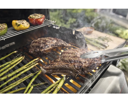 Grill med biffar, sparris och fyllda paprikor