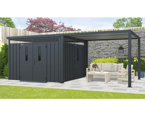 Trädgårdsscen med redskapsbod och pergola med sittgrupp