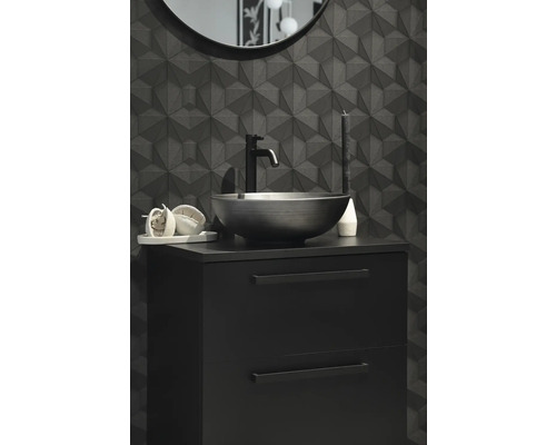 Badrum med handfat, blandare, underskåp och väggplattor med geometriskt mönster