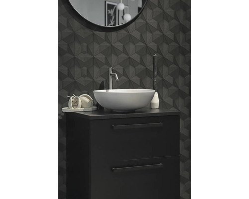 Modernt badrum med handfat, underskåp och geometriska plattor