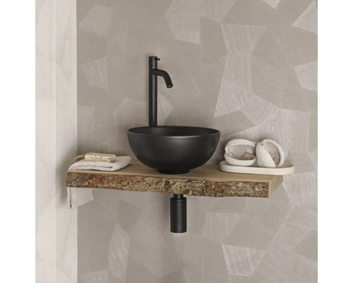 Modernt badrum med svart tvättställsskål på en trähylla