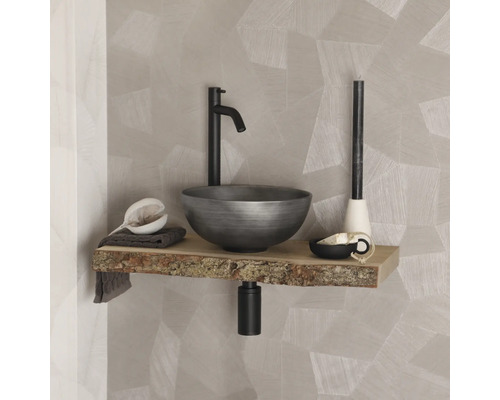 Modern handfat med kran monterad på en träplatta