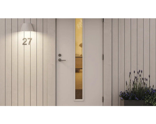 Entré med ytterdörr, husnummer 27, utomhuslampa och plantering