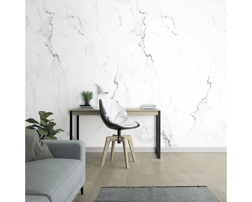 Vardagsrum med marmortapet, skrivbord och kontorsstol