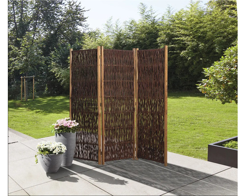 Trädgårdsscen med tredelat insynsskydd av pil och två planterade blomkrukor